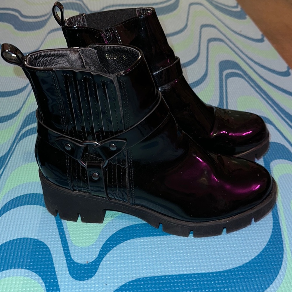 Shiny black booties